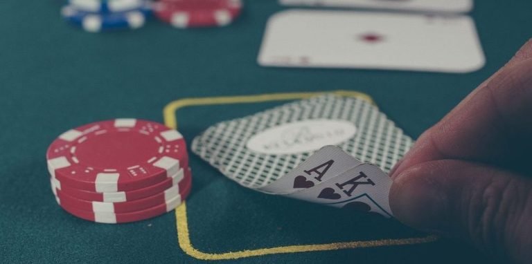 Online Slot Games Screen ပေါ်တွင် Bonus Feature ပေါ်ထွက်နေသောမြင်ကွင်း